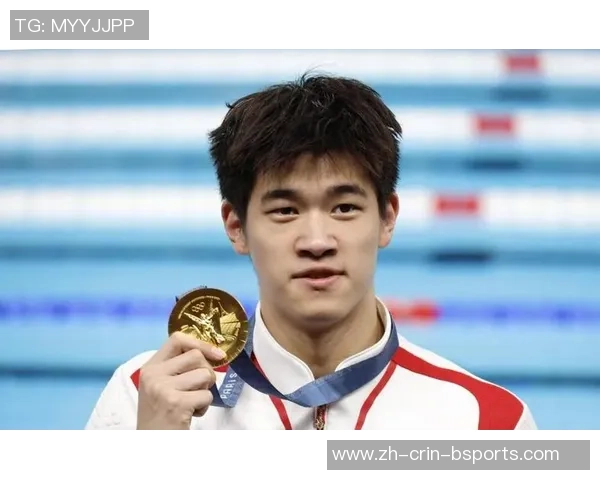 无法之举？奥运冠军潘展乐惹争议，仿效师兄孙杨遮衣服商标